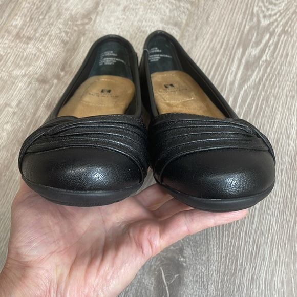 NWOT White Mountain Sable Faux Leather Gathered Ballet Flats 7 - Picture 12 of 14
